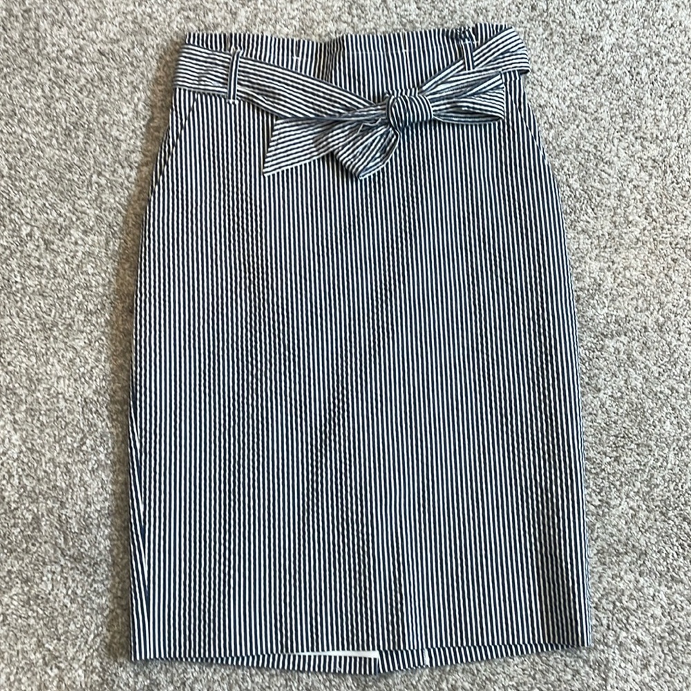 Ann Taylor navy blue/white striped skirt size 0 NWT